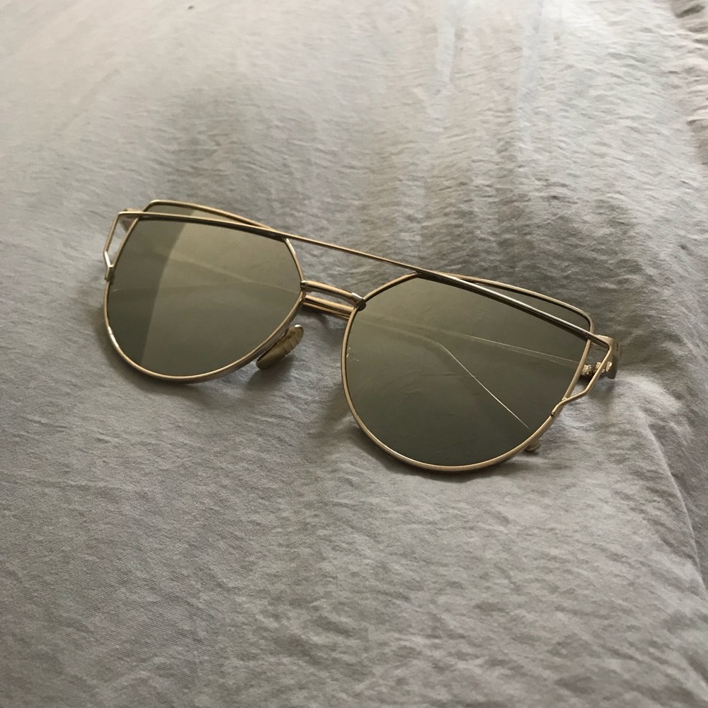 ☀️ Gold Reflective Sunglasses - Picture 3 of 4